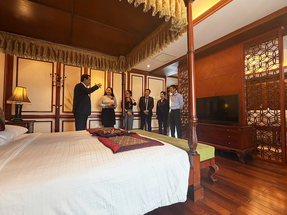 នាយក Nguyen Trung Khanh ធ្វើការនៅ Lam Dong អំពីការគ្រប់គ្រង និងអាជីវកម្មនៃគ្រឹះស្ថានស្នាក់នៅទេសចរណ៍ក្នុងតំបន់ - រូបថត ២. Cục trưởng Nguyễn Trùng Khánh làm việc tại Lâm Đồng về công tác quản lý và kinh doanh cơ sở lưu trú du lịch trên địa bàn - Ảnh 2.