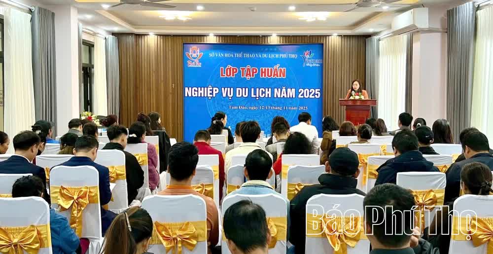 ភូថូ៖ ការបណ្តុះបណ្តាលវិជ្ជាជីវៈទេសចរណ៍ឆ្នាំ ២០២៥ - រូបថត ១. Phú Thọ: Tập huấn nghiệp vụ du lịch năm 2025 - Ảnh 1.