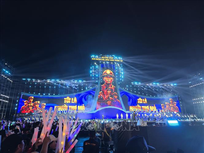 Quang Ninh៖ កំដៅពីការប្រគុំតន្ត្រីបង្កើត 'ការជំរុញ' សម្រាប់សេដ្ឋកិច្ច និងទេសចរណ៍ពេលយប់ - រូបថត ១. Quảng Ninh: Sức nóng từ các concert tạo 'cú huých' cho kinh tế đêm và du lịch - Ảnh 1.