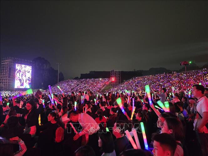 Quang Ninh៖ កំដៅពីការប្រគុំតន្ត្រីបង្កើត 'ការជំរុញ' សម្រាប់សេដ្ឋកិច្ច និងទេសចរណ៍ពេលយប់ - រូបថត ២. Quảng Ninh: Sức nóng từ các concert tạo 'cú huých' cho kinh tế đêm và du lịch - Ảnh 2.
