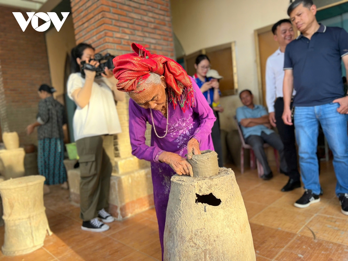 Phát động Cuộc thi báo chí và video clip về du lịch Khánh Hòa năm 2025 - Ảnh 2. Phát động Cuộc thi báo chí và video clip về du lịch Khánh Hòa năm 2025 - Ảnh 2.