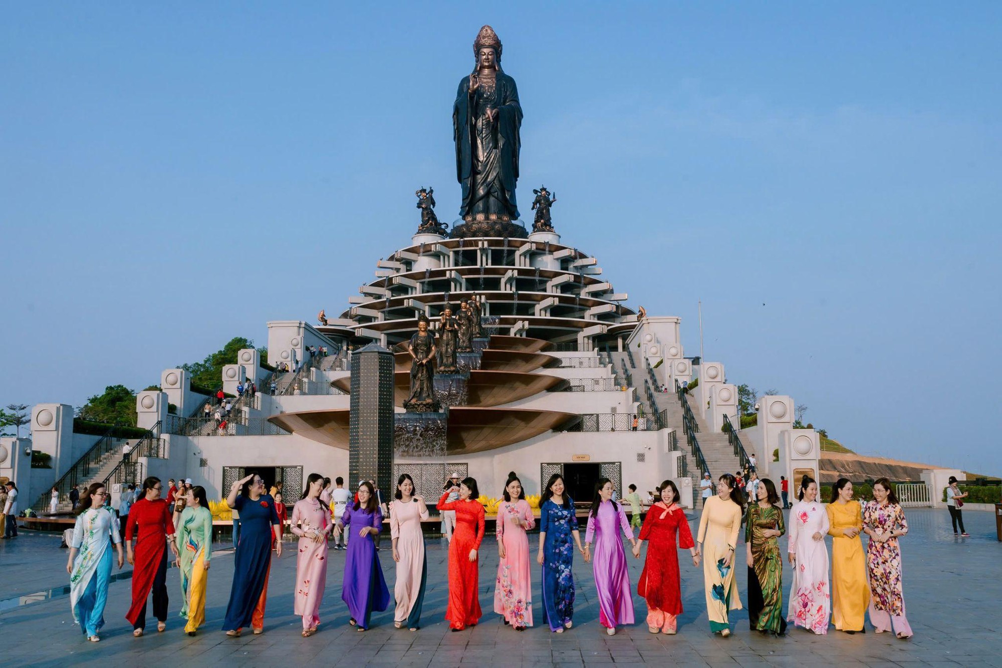 Khu du lịch núi Bà Đen ưu đãi và tặng quà đặc biệt cho giáo viên trong tháng 11 - Ảnh 1. Khu du lịch núi Bà Đen ưu đãi và tặng quà đặc biệt cho giáo viên trong tháng 11 - Ảnh 1.