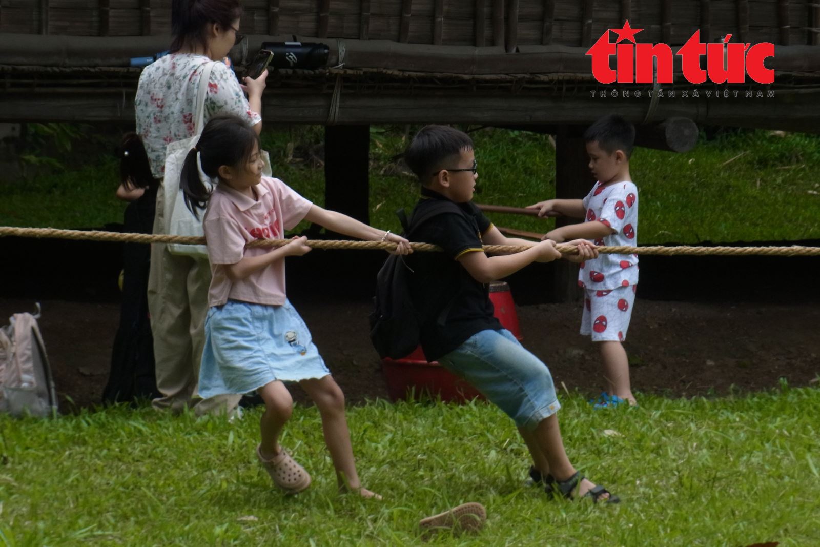 Sức sống mạnh mẽ của trò chơi kéo co trong đời sống đương đại - Ảnh 3. Sức sống mạnh mẽ của trò chơi kéo co trong đời sống đương đại - Ảnh 3.