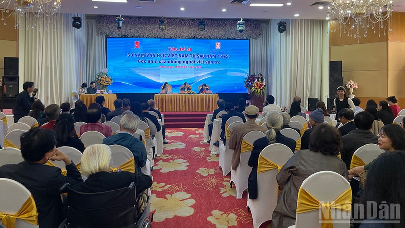 Văn chương Việt Nam từ sau năm 1975 qua góc nhìn của các cây viết trẻ - Ảnh 1. Văn chương Việt Nam từ sau năm 1975 qua góc nhìn của các cây viết trẻ - Ảnh 1.