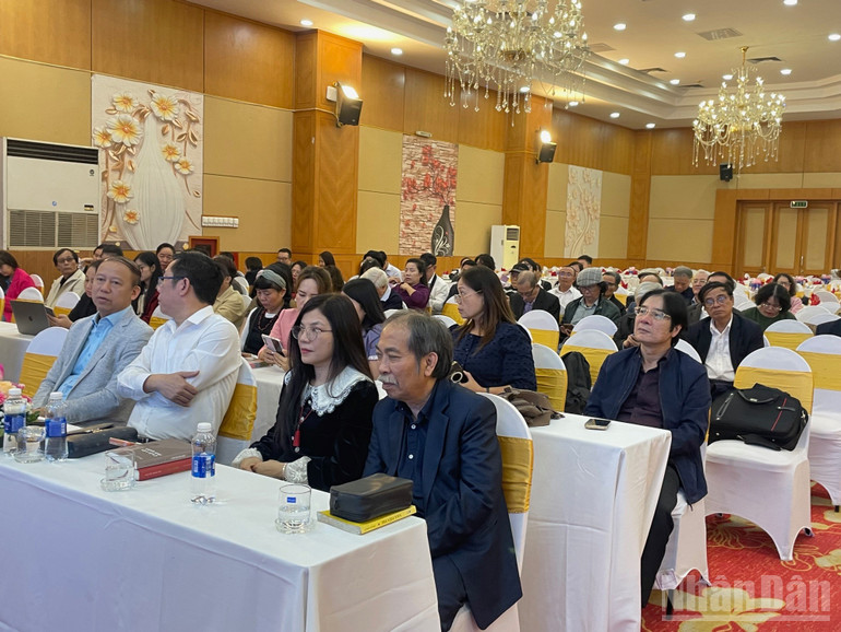 Văn chương Việt Nam từ sau năm 1975 qua góc nhìn của các cây viết trẻ - Ảnh 2. Văn chương Việt Nam từ sau năm 1975 qua góc nhìn của các cây viết trẻ - Ảnh 2.