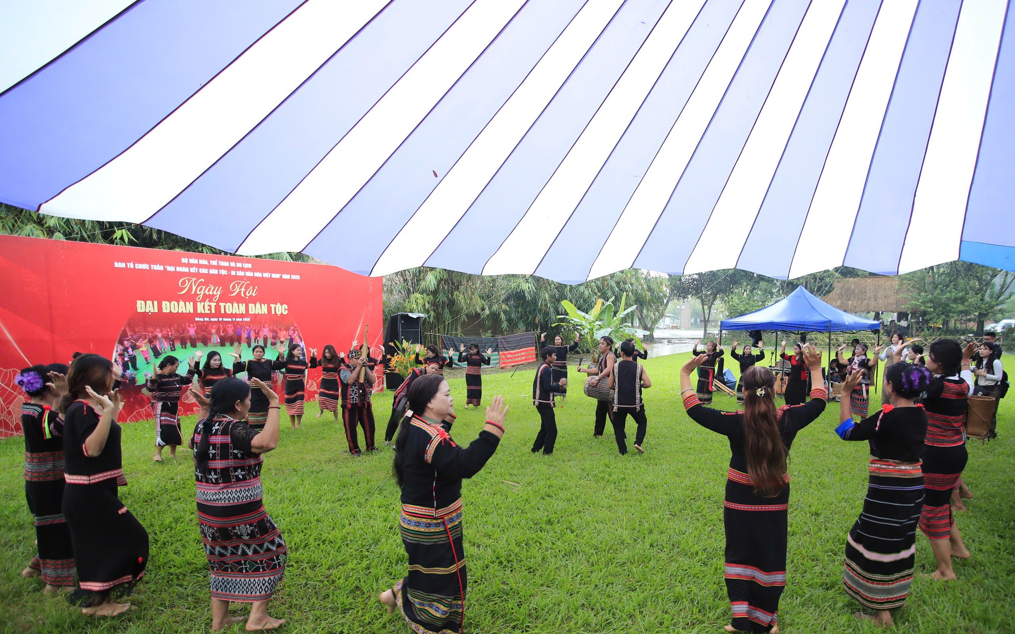Rực rỡ sắc màu văn hóa trong chương trình giao lưu "Ngày hội đại đoàn kết các dân tộc"