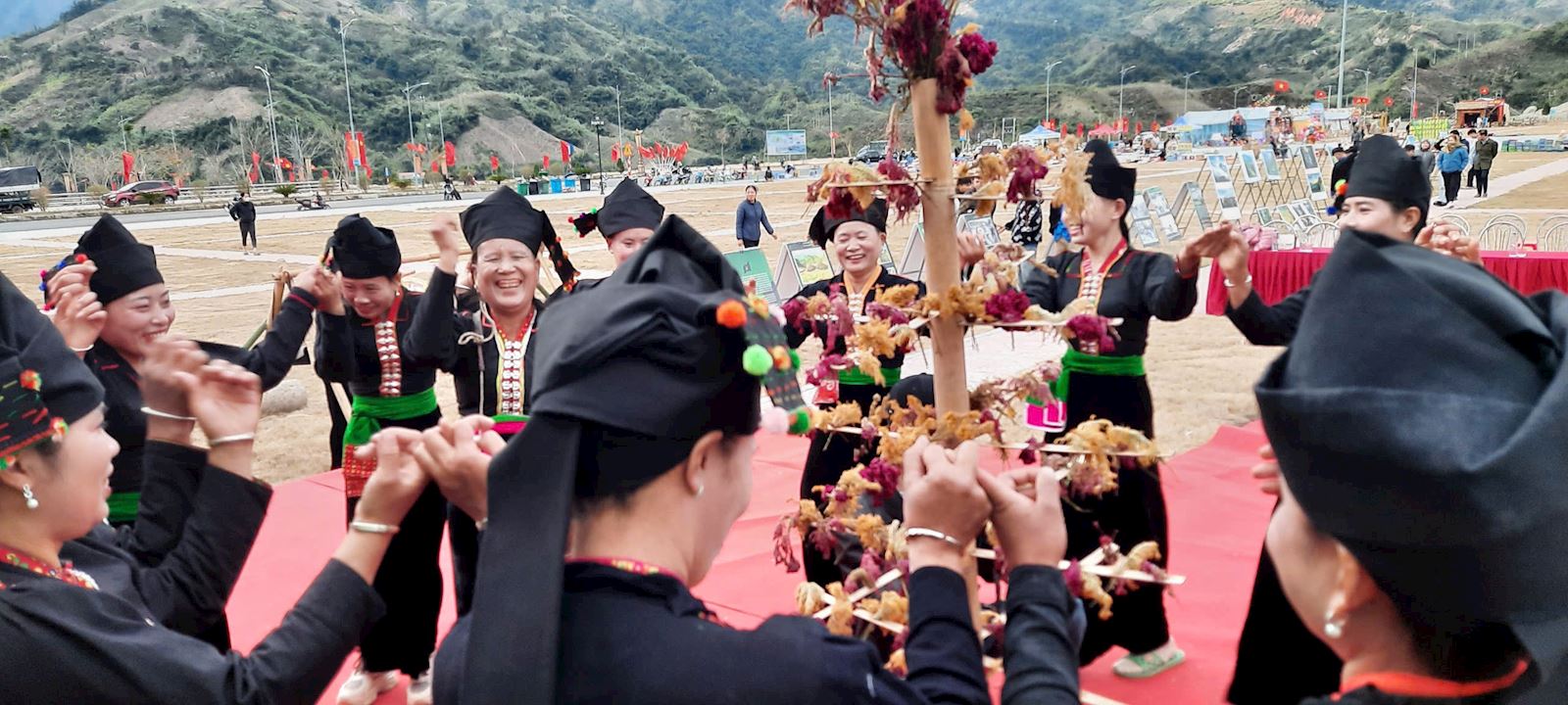 Độc đáo Lễ hội “Mìn Loóng Phạt” - Vẻ đẹp văn hóa người Cống ở Lai Châu - Ảnh 5. Độc đáo Lễ hội “Mìn Loóng Phạt” - Vẻ đẹp văn hóa người Cống ở Lai Châu - Ảnh 5.