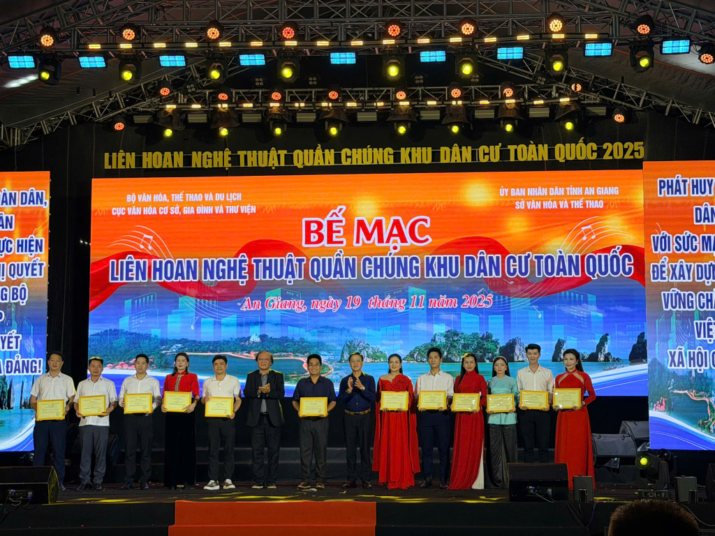 Quảng Ninh đoạt 4 giải tại Liên hoan Nghệ thuật quần chúng khu dân cư toàn quốc năm 2025 - Ảnh 3. Quảng Ninh đoạt 4 giải tại Liên hoan Nghệ thuật quần chúng khu dân cư toàn quốc năm 2025 - Ảnh 3.
