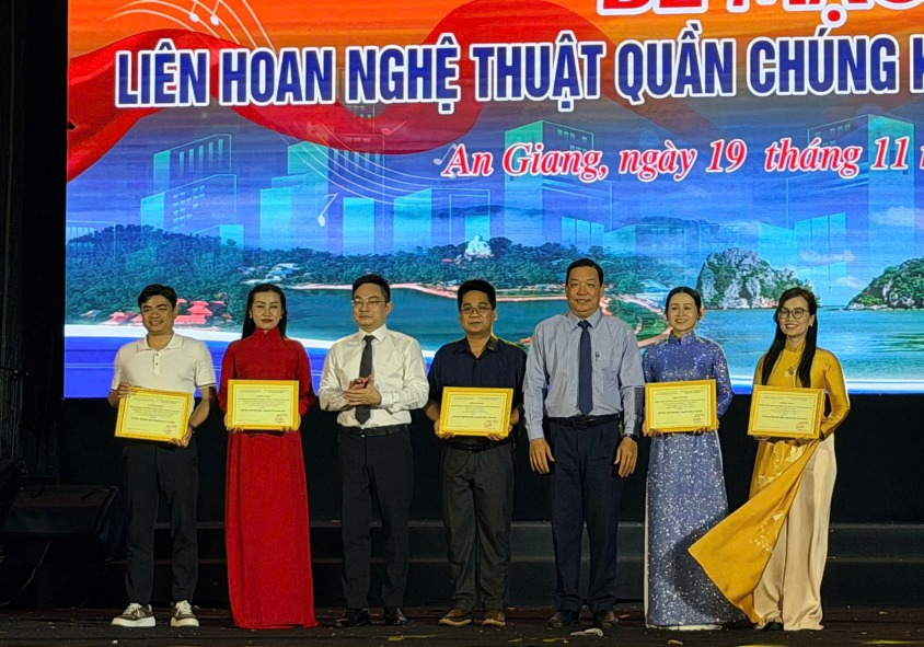 Quảng Ninh đoạt 4 giải tại Liên hoan Nghệ thuật quần chúng khu dân cư toàn quốc năm 2025 - Ảnh 2. Quảng Ninh đoạt 4 giải tại Liên hoan Nghệ thuật quần chúng khu dân cư toàn quốc năm 2025 - Ảnh 2.
