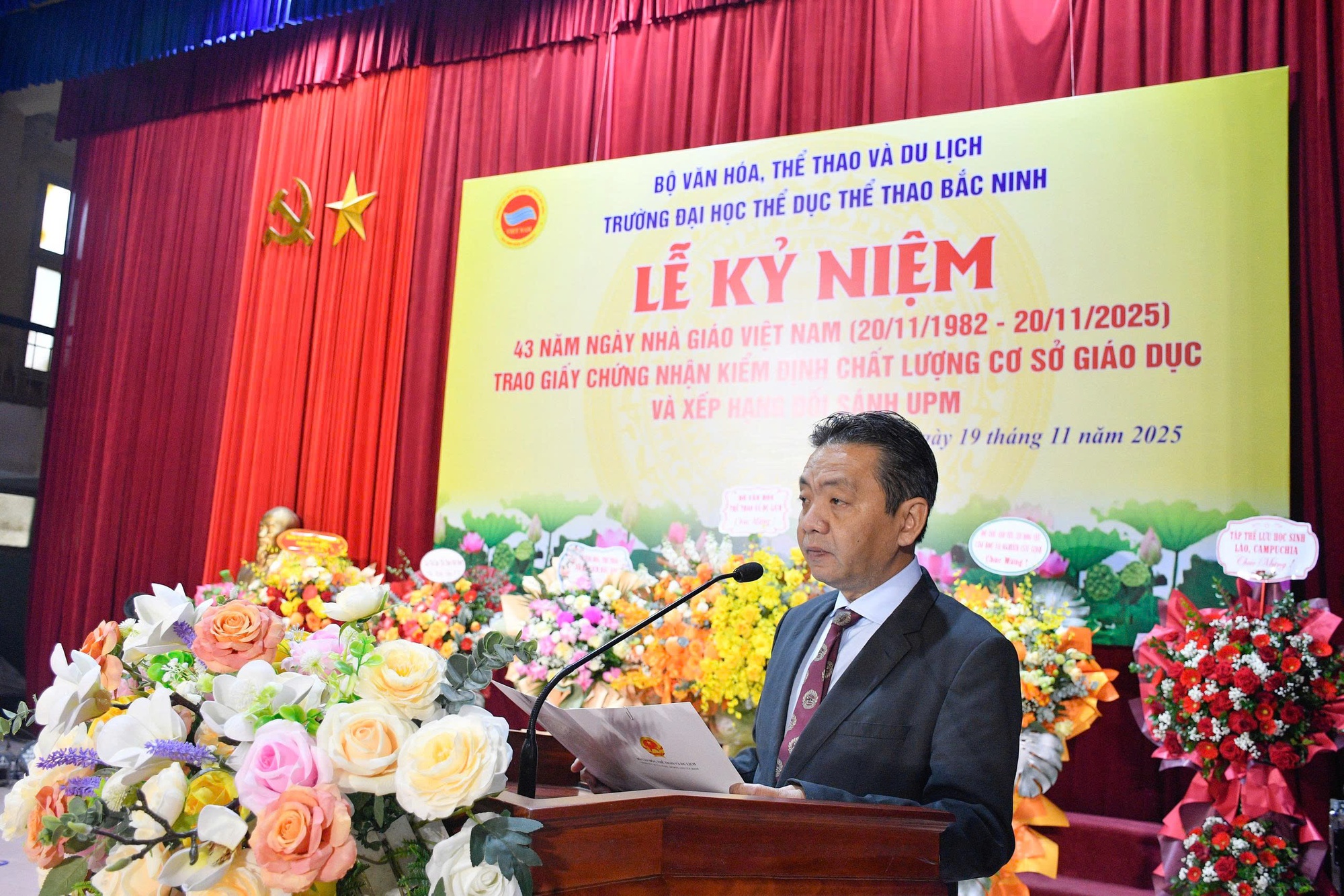 Trường Đại học TDTT Bắc Ninh long trọng kỷ niệm ngày nhà giáo Việt Nam 20/11 và đón nhận giấy chứng nhận kiểm định chất lượng giáo dục - Ảnh 1.