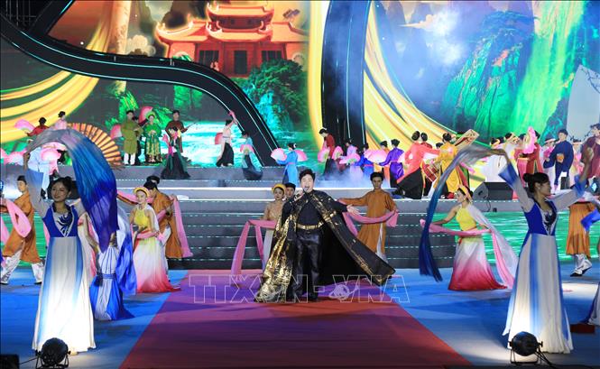 Sắc màu văn hóa Việt Nam và Trung Quốc trong đêm khai mạc Festival sông Hồng đầu tiên - Ảnh 1. Sắc màu văn hóa Việt Nam và Trung Quốc trong đêm khai mạc Festival sông Hồng đầu tiên - Ảnh 1.