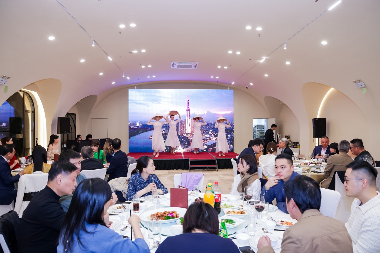 Βιετναμέζικη αντιπροσωπεία προωθεί τον προορισμό Grand Ho Tram στη Σαγκάη της Κίνας - Φωτογραφία 4. Đoàn Việt Nam quảng bá điểm đến The Grand Hồ Tràm tại Thượng Hải, Trung Quốc - Ảnh 4.