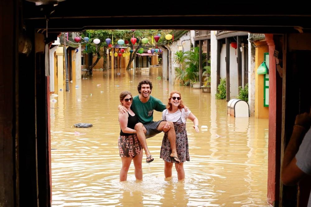 תיירות במרכז וייטנאם: צורך בבניית מוסדות בטיחות לתיירים - תמונה 1. Du lịch miền Trung: Cần xây dựng thiết chế an toàn cho du khách - Ảnh 1.