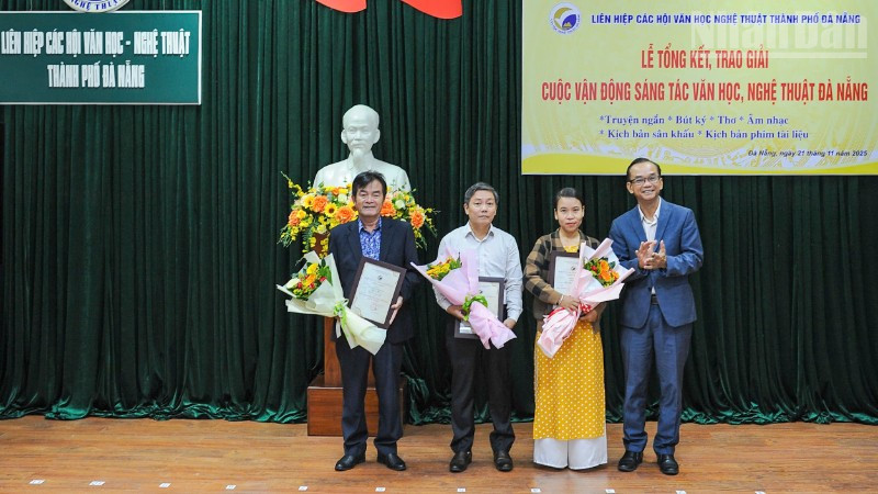 Đà Nẵng: Trao tặng 55 giải thưởng cho các tác phẩm có giá trị nghệ thuật cao - Ảnh 1.