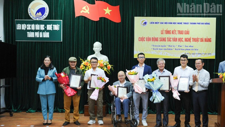 Đà Nẵng: Trao tặng 55 giải thưởng cho các tác phẩm có giá trị nghệ thuật cao - Ảnh 2.