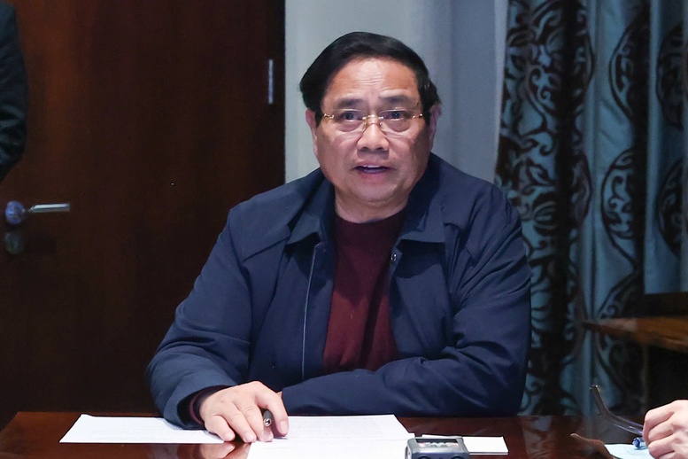 Từ Nam Phi, Thủ tướng chủ trì cuộc họp trực tuyến về ứng phó, khắc phục hậu quả mưa lũ - Ảnh 1.