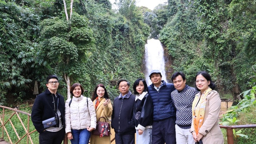 រដ្ឋបាលទេសចរណ៍ជាតិវៀតណាម ធ្វើការស្ទង់មតិលើការអភិវឌ្ឍន៍ផលិតផលទេសចរណ៍សហគមន៍នៅខេត្ត Quang Ngai - រូបថត ២. Cục Du lịch Quốc gia Việt Nam tổ chức khảo sát phát triển sản phẩm du lịch cộng đồng tại Quảng Ngãi - Ảnh 2.