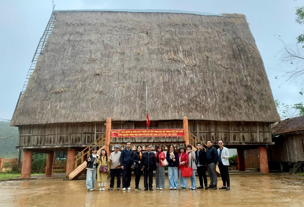 រដ្ឋបាលទេសចរណ៍ជាតិវៀតណាម ធ្វើការស្ទង់មតិលើការអភិវឌ្ឍន៍ផលិតផលទេសចរណ៍សហគមន៍នៅខេត្ត Quang Ngai - រូបថត ៣. Cục Du lịch Quốc gia Việt Nam tổ chức khảo sát phát triển sản phẩm du lịch cộng đồng tại Quảng Ngãi - Ảnh 3.