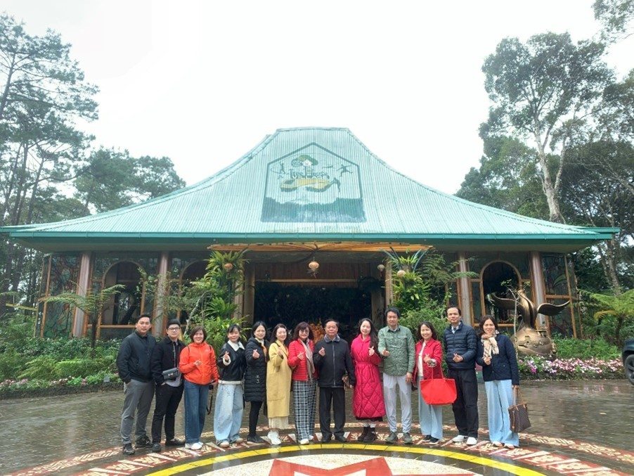 រដ្ឋបាលទេសចរណ៍ជាតិវៀតណាម ធ្វើការស្ទង់មតិលើការអភិវឌ្ឍន៍ផលិតផលទេសចរណ៍សហគមន៍នៅ Quang Ngai - រូបថត ៥. Cục Du lịch Quốc gia Việt Nam tổ chức khảo sát phát triển sản phẩm du lịch cộng đồng tại Quảng Ngãi - Ảnh 5.