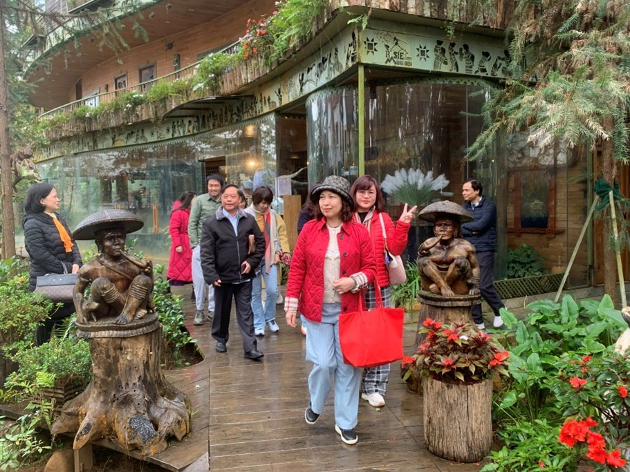 រដ្ឋបាលទេសចរណ៍ជាតិវៀតណាម ធ្វើការស្ទង់មតិលើការអភិវឌ្ឍន៍ផលិតផលទេសចរណ៍សហគមន៍នៅ Quang Ngai - រូបថត ៦. Cục Du lịch Quốc gia Việt Nam tổ chức khảo sát phát triển sản phẩm du lịch cộng đồng tại Quảng Ngãi - Ảnh 6.