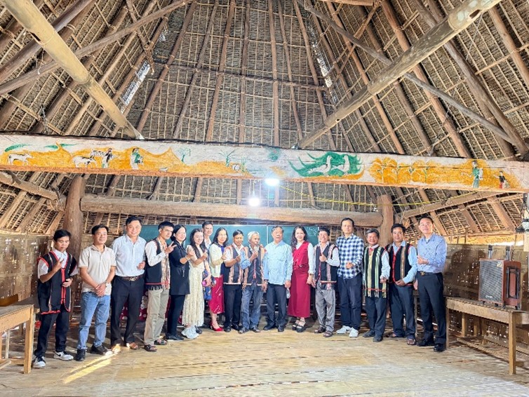 រដ្ឋបាលទេសចរណ៍ជាតិវៀតណាម ធ្វើការស្ទង់មតិលើការអភិវឌ្ឍន៍ផលិតផលទេសចរណ៍សហគមន៍នៅខេត្ត Quang Ngai - រូបថត ៧. Cục Du lịch Quốc gia Việt Nam tổ chức khảo sát phát triển sản phẩm du lịch cộng đồng tại Quảng Ngãi - Ảnh 7.