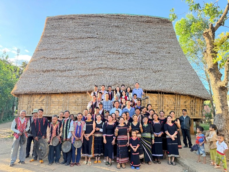 រដ្ឋបាលទេសចរណ៍ជាតិវៀតណាម ធ្វើការស្ទង់មតិលើការអភិវឌ្ឍន៍ផលិតផលទេសចរណ៍សហគមន៍នៅ Quang Ngai - រូបថត ៨. Cục Du lịch Quốc gia Việt Nam tổ chức khảo sát phát triển sản phẩm du lịch cộng đồng tại Quảng Ngãi - Ảnh 8.