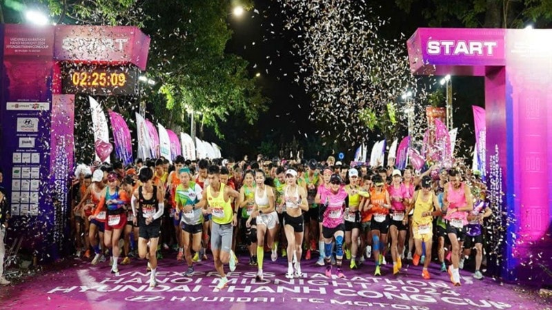 Gần 10.000 VĐV dự Giải chạy đêm Hà Nội - VnExpress Marathon Hanoi Midnight 2025 - Ảnh 1.