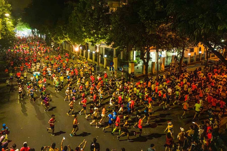 Gần 10.000 VĐV dự Giải chạy đêm Hà Nội - VnExpress Marathon Hanoi Midnight 2025 - Ảnh 2.