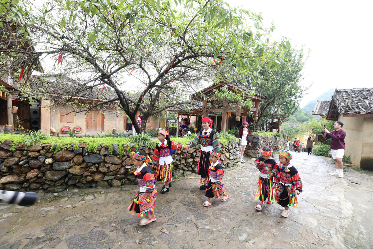 ເພື່ອການພັດທະນາການທ່ອງທ່ຽວຊົນເຜົ່າໃຫ້ຍືນຍົງ - ພາບ 1. Để du lịch vùng dân tộc thiểu số phát triển bền vững - Ảnh 1.