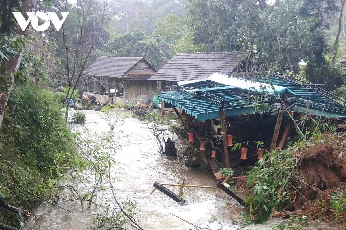 Куангнгай: Туристичний об'єкт водоспаду Па Сі тимчасово призупинено через пошкодження інфраструктури, спричинені повенями - Фото 4. Quảng Ngãi: Tạm dừng hoạt động điểm du lịch Thác Pa Sỹ do mưa lũ gây hư hỏng hạ tầng - Ảnh 4.