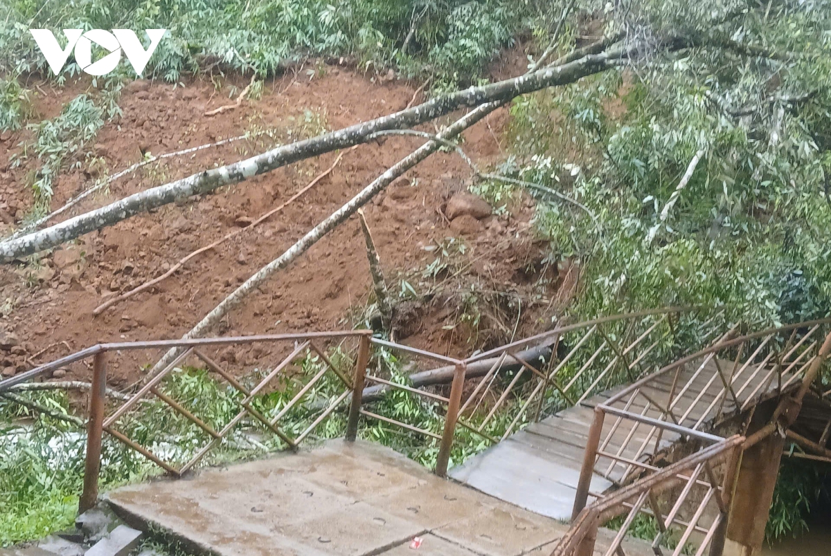 Куангнгай: Туристичний об'єкт водоспаду Па Сі тимчасово призупинено через пошкодження інфраструктури, спричинені повенями - Фото 3. Quảng Ngãi: Tạm dừng hoạt động điểm du lịch Thác Pa Sỹ do mưa lũ gây hư hỏng hạ tầng - Ảnh 3.