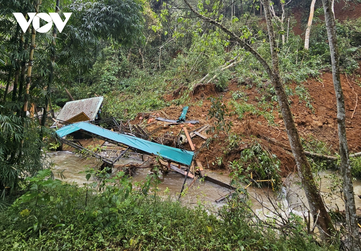 Куангнгай: Туристичний об'єкт водоспаду Па Сі тимчасово призупинено через пошкодження інфраструктури, спричинені повенями - Фото 2. Quảng Ngãi: Tạm dừng hoạt động điểm du lịch Thác Pa Sỹ do mưa lũ gây hư hỏng hạ tầng - Ảnh 2.