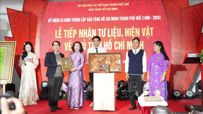 Trưng bày 370 tư liệu, hiện vật về hành trình của Bác Hồ tại Trung Quốc - Ảnh 1. Trưng bày 370 tư liệu, hiện vật về hành trình của Bác Hồ tại Trung Quốc - Ảnh 1.