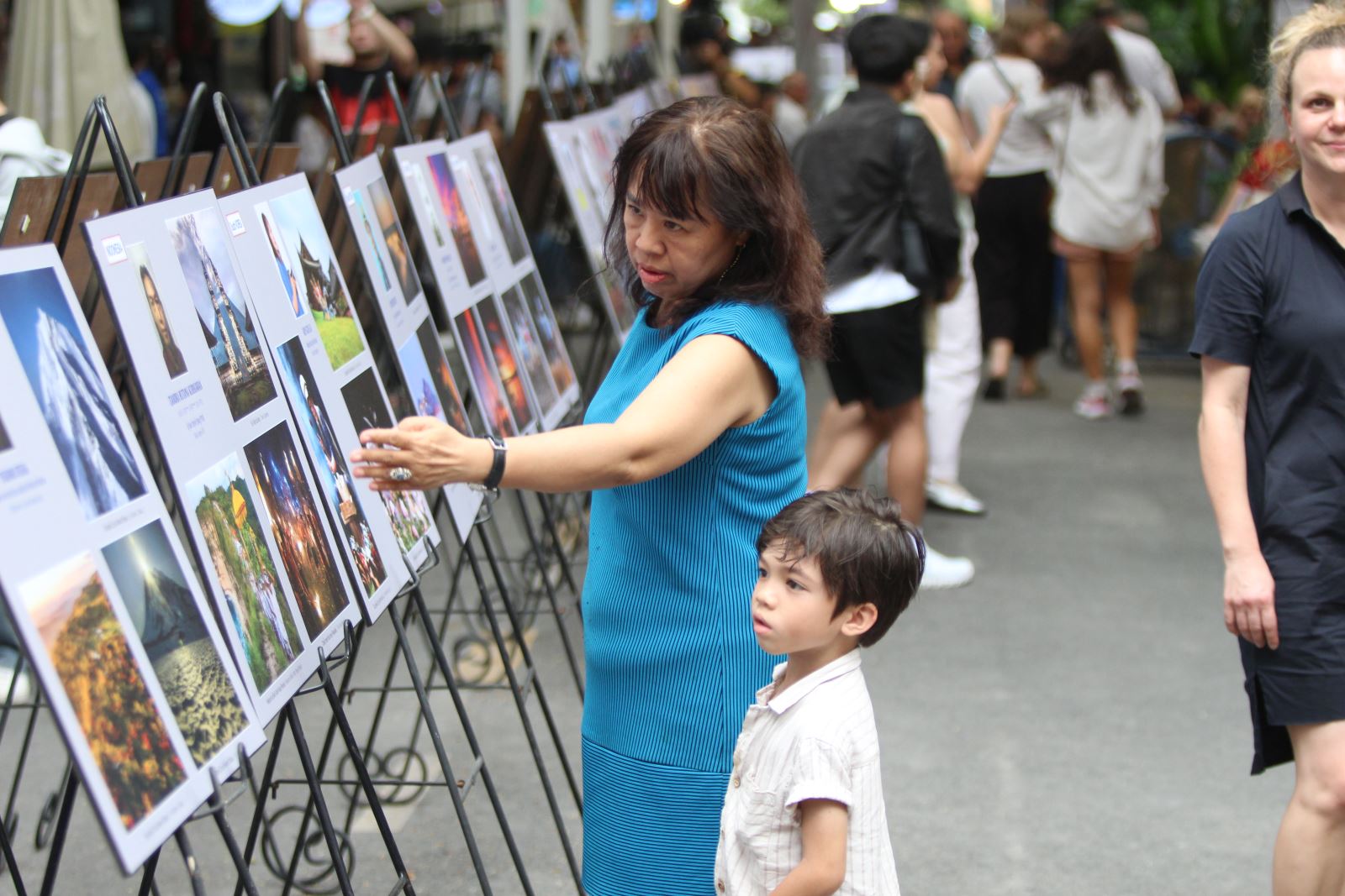 Lễ hội Nhiếp ảnh quốc tế 2025 bắt đầu với triển lãm 'Không biên giới' - Ảnh 4. Lễ hội Nhiếp ảnh quốc tế 2025 bắt đầu với triển lãm 'Không biên giới' - Ảnh 4.