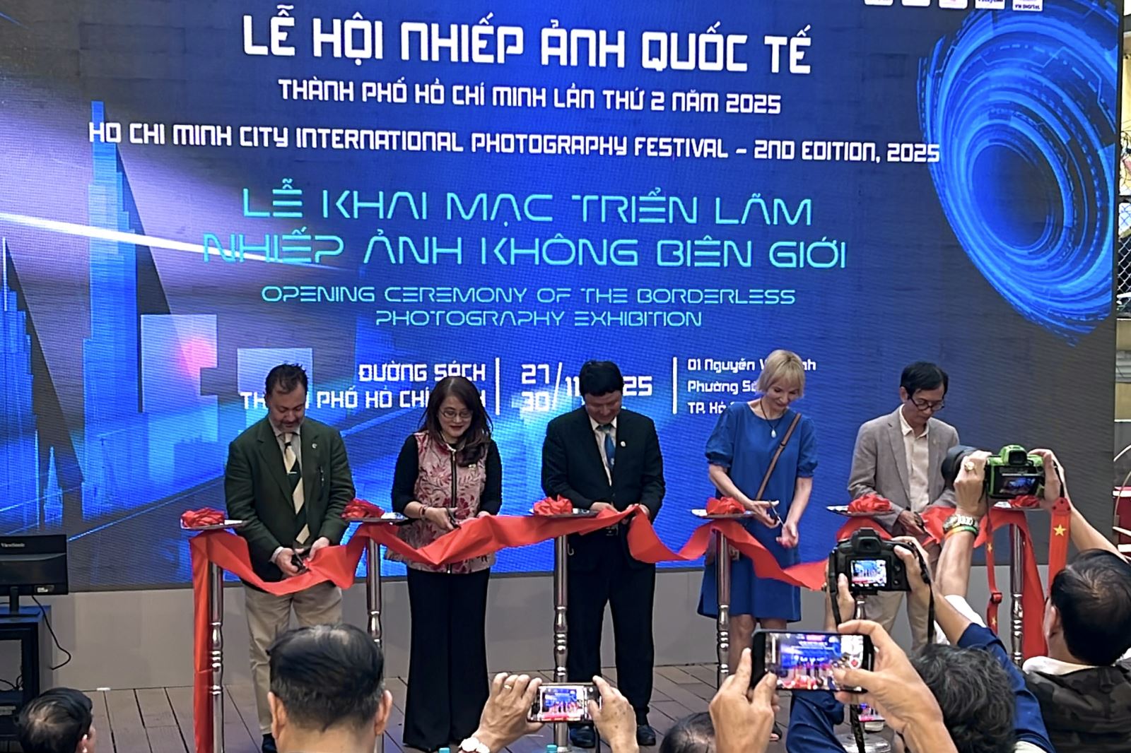Lễ hội Nhiếp ảnh quốc tế 2025 bắt đầu với triển lãm 'Không biên giới' - Ảnh 1. Lễ hội Nhiếp ảnh quốc tế 2025 bắt đầu với triển lãm 'Không biên giới' - Ảnh 1.