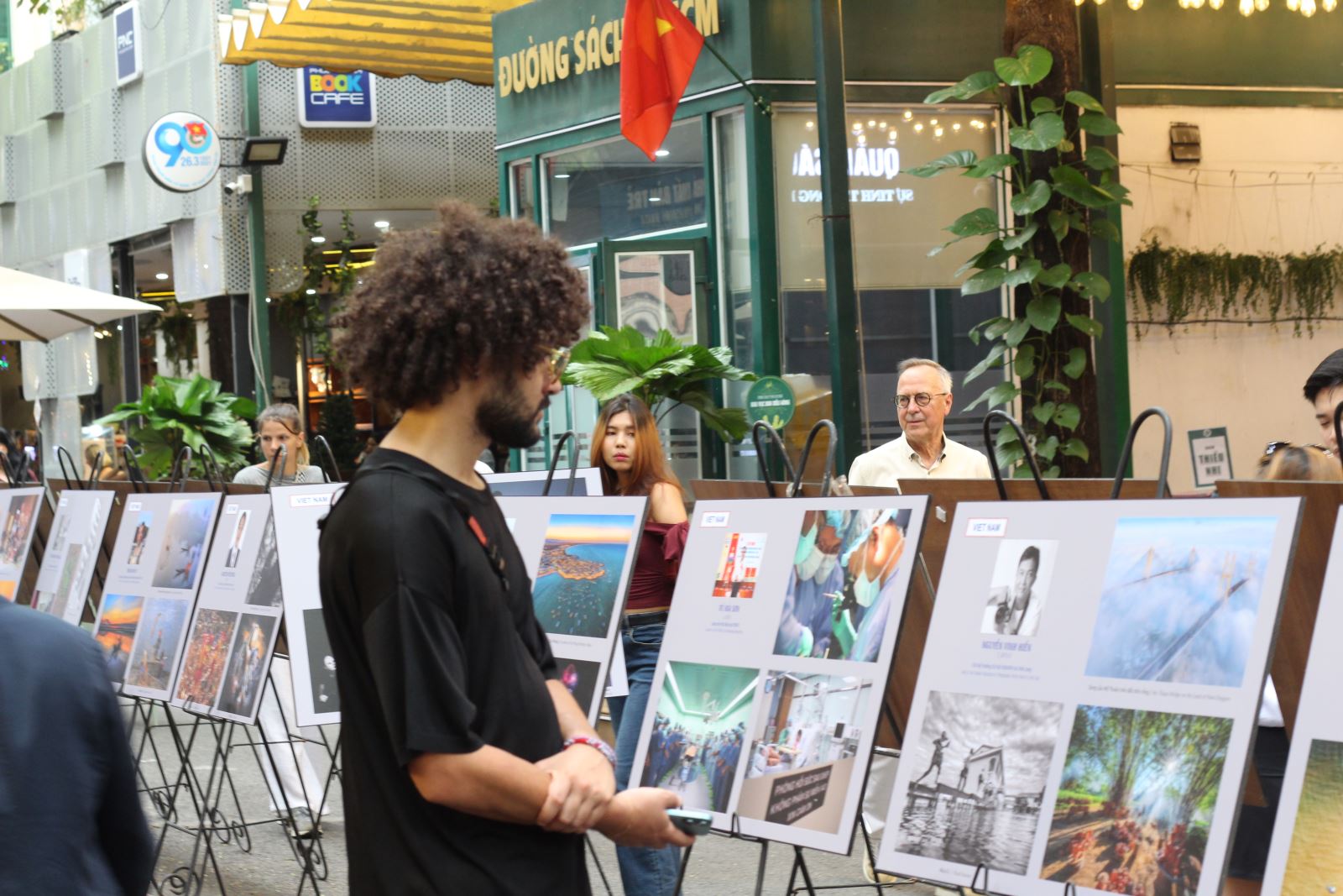 Lễ hội Nhiếp ảnh quốc tế 2025 bắt đầu với triển lãm 'Không biên giới' - Ảnh 3. Lễ hội Nhiếp ảnh quốc tế 2025 bắt đầu với triển lãm 'Không biên giới' - Ảnh 3.