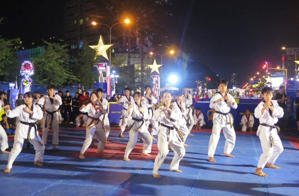 De inkomsten uit toerisme in Ho Chi Minhstad stegen met 22% dankzij de hitte van het evenement in oktober 2025 - Foto 2. Doanh thu du lịch TP. Hồ Chí Minh tăng 22% nhờ sức nóng sự kiện tháng 10/2025 - Ảnh 2.