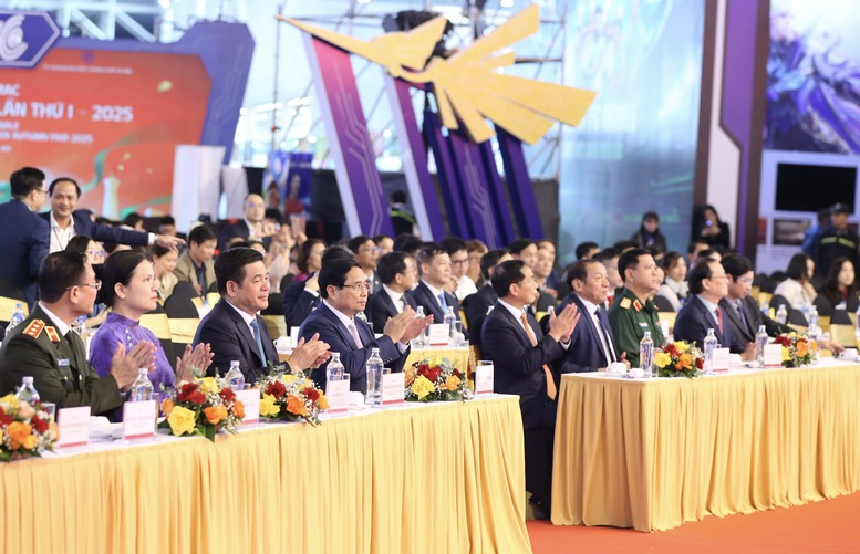 Statsminister: Den första höstmässan – 2025 har blivit en festival för kreativ teknologi samt konst och kultur – Foto 2. Thủ tướng: Hội chợ mùa Thu lần thứ nhất – 2025 đã trở thành lễ hội của công nghệ sáng tạo và văn hóa nghệ thuật - Ảnh 2.