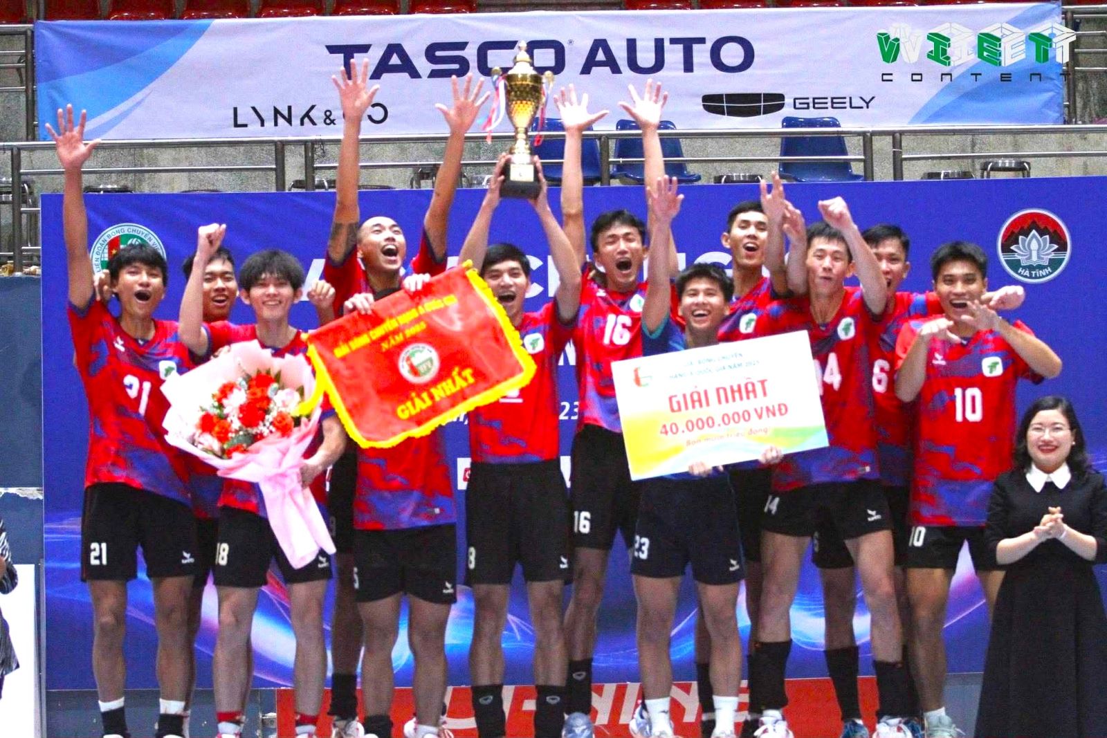 បាល់ទះបុរសទីក្រុងហូជីមិញកំពុងឡើងកំពូលវិញហើយ - រូបថត ១. Bóng chuyền nam TP Hồ Chí Minh đang trở lại đỉnh cao - Ảnh 1.