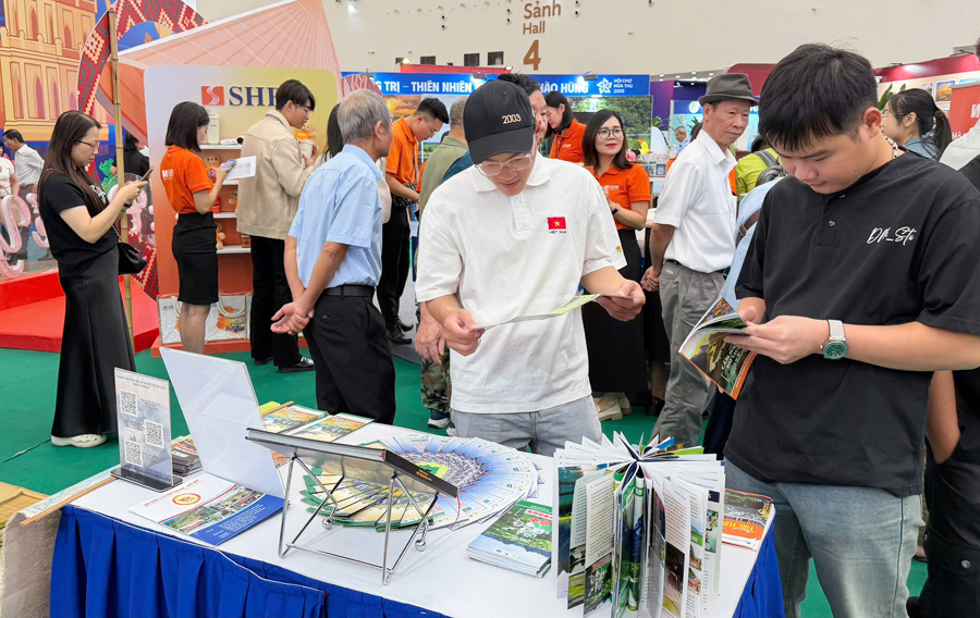 Cục Du lịch Quốc gia Việt Nam nhận giải thưởng “Không gian trưng bày tiêu biểu” tại Hội chợ mùa Thu 2025 - Ảnh 6.