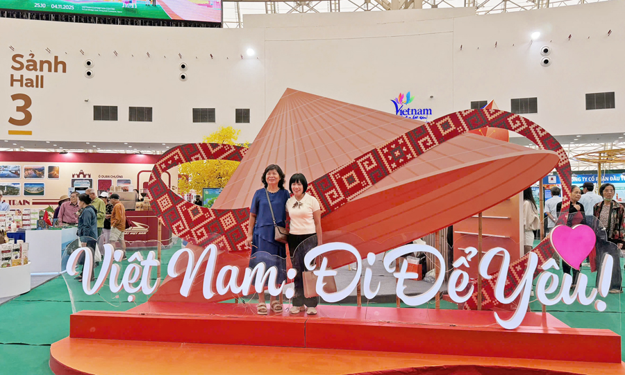 Cục Du lịch Quốc gia Việt Nam nhận giải thưởng “Không gian trưng bày tiêu biểu” tại Hội chợ mùa Thu 2025 - Ảnh 2.