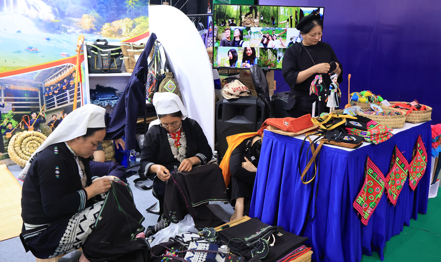 Cục Du lịch Quốc gia Việt Nam nhận giải thưởng “Không gian trưng bày tiêu biểu” tại Hội chợ mùa Thu 2025 - Ảnh 5.