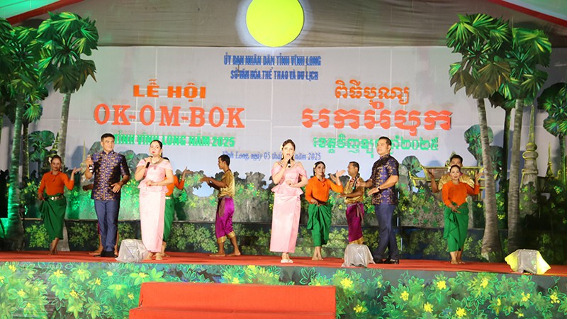 Vĩnh Long tổ chức đêm hội Ok Om Bok năm 2025 - Ảnh 1. Vĩnh Long tổ chức đêm hội Ok Om Bok năm 2025 - Ảnh 1.