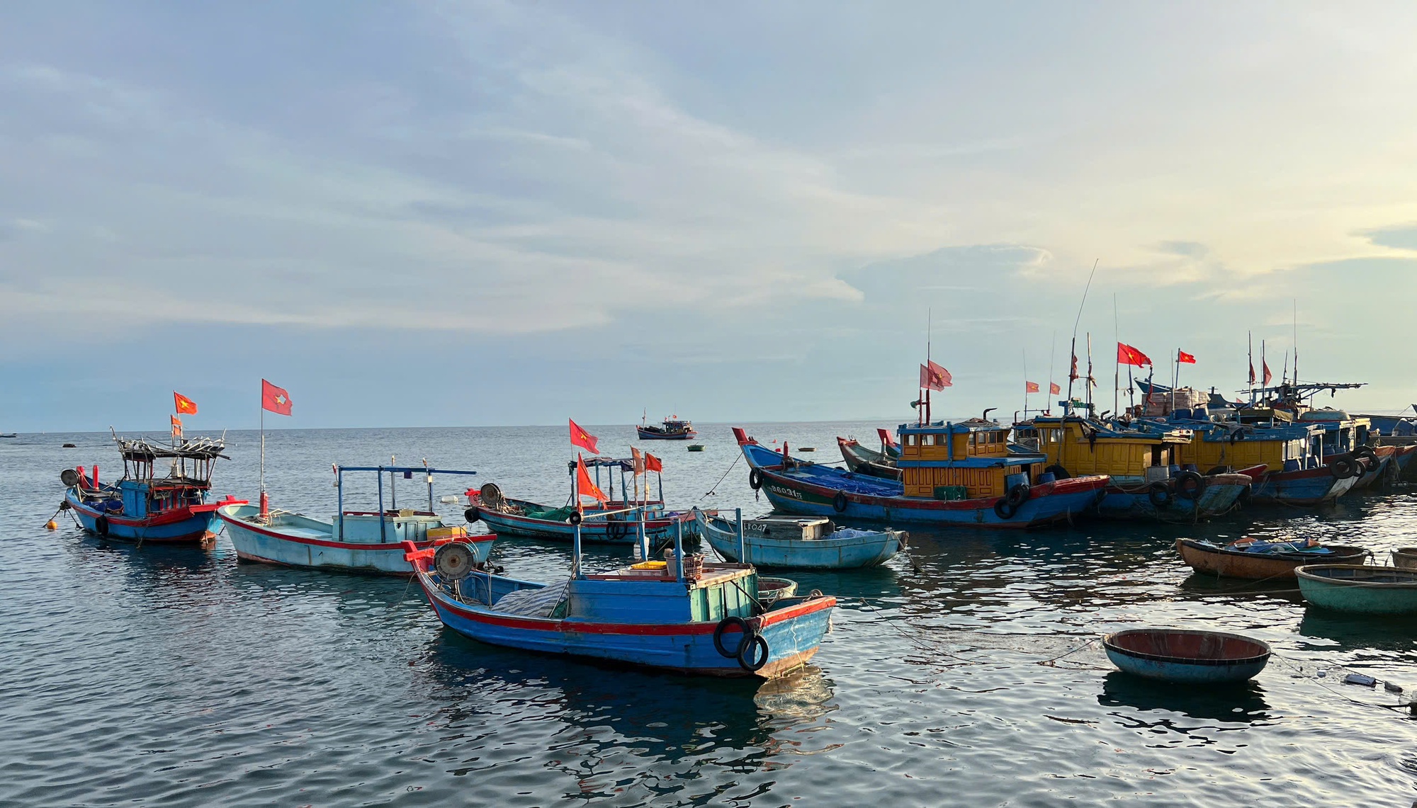 Ngành Du lịch chủ động triển khai các biện pháp ứng phó với bão Kalmaegi và khắc phục mưa lũ - Ảnh 1. Ngành Du lịch chủ động triển khai các biện pháp ứng phó với bão Kalmaegi và khắc phục mưa lũ - Ảnh 1.