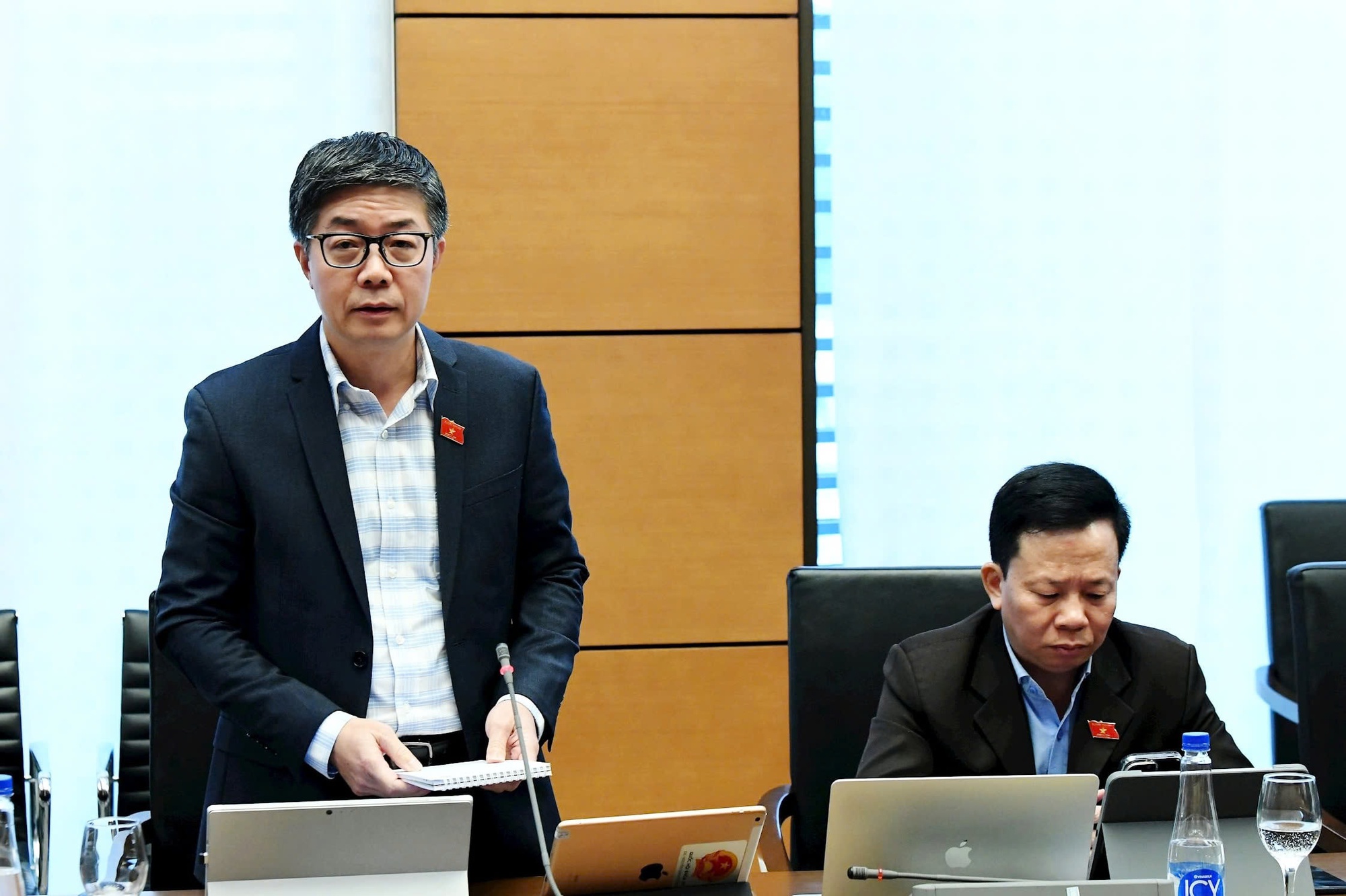 Luật Chuyển đổi số có ý nghĩa đặc biệt quan trọng trong việc hoàn thiện thể chế, thúc đẩy phát triển kinh tế số, xã hội số và chính quyền số - Ảnh 2. Luật Chuyển đổi số có ý nghĩa đặc biệt quan trọng trong việc hoàn thiện thể chế, thúc đẩy phát triển kinh tế số, xã hội số và chính quyền số - Ảnh 2.