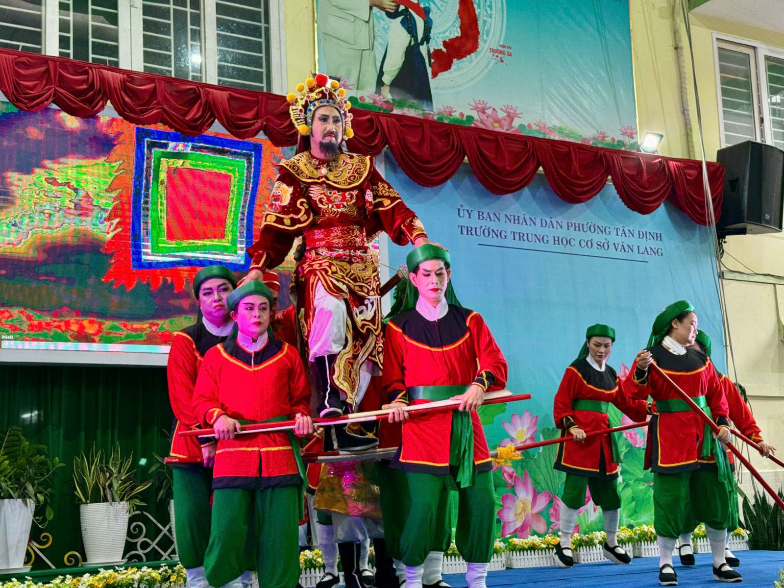 Sân khấu học đường bồi đắp tình yêu lịch sử và nghệ thuật dân tộc - Ảnh 2. Sân khấu học đường bồi đắp tình yêu lịch sử và nghệ thuật dân tộc - Ảnh 2.