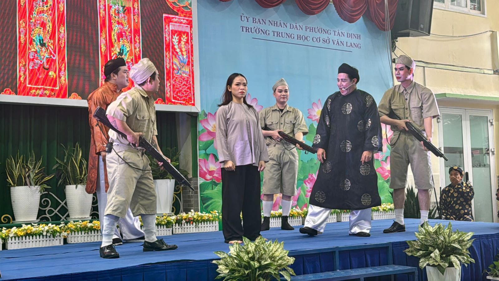 Sân khấu học đường bồi đắp tình yêu lịch sử và nghệ thuật dân tộc - Ảnh 4. Sân khấu học đường bồi đắp tình yêu lịch sử và nghệ thuật dân tộc - Ảnh 4.