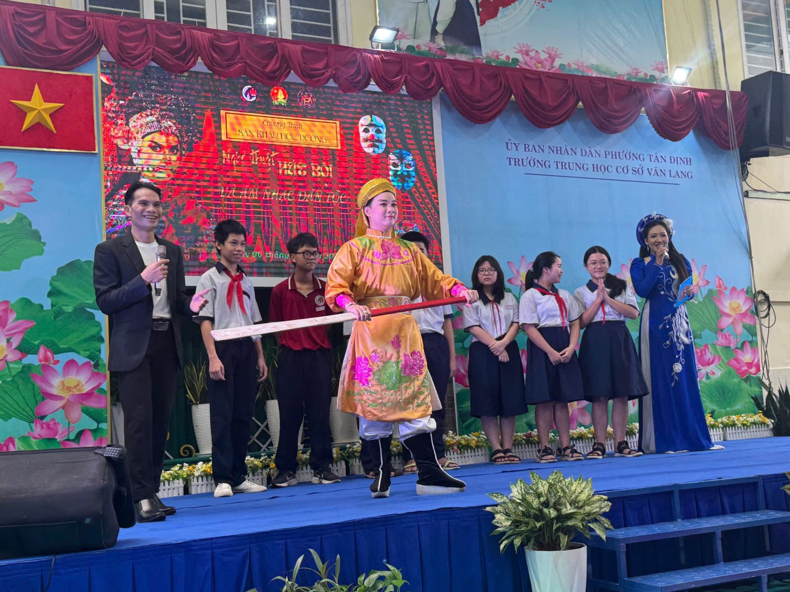 Sân khấu học đường bồi đắp tình yêu lịch sử và nghệ thuật dân tộc - Ảnh 5. Sân khấu học đường bồi đắp tình yêu lịch sử và nghệ thuật dân tộc - Ảnh 5.