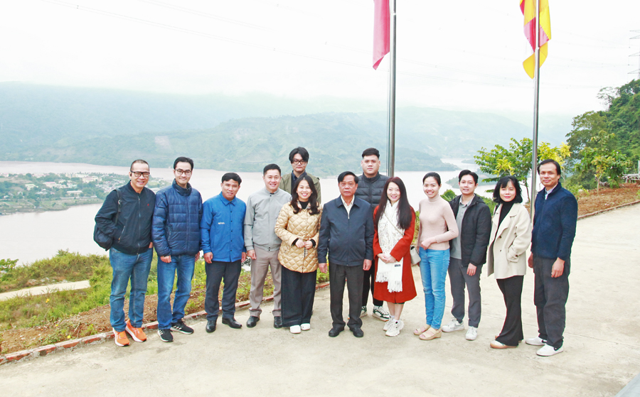 Vietnams nationella turistmyndighet undersöker utvecklingen av lokala turismprodukter i Dien Bien - Foto 1. Cục Du lịch Quốc gia Việt Nam khảo sát xây dựng sản phẩm du lịch cộng đồng tại Điện Biên - Ảnh 1.