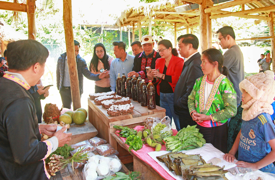 Vietnams nationella turistmyndighet undersöker utvecklingen av lokala turismprodukter i Dien Bien - Foto 4. Cục Du lịch Quốc gia Việt Nam khảo sát xây dựng sản phẩm du lịch cộng đồng tại Điện Biên - Ảnh 4.
